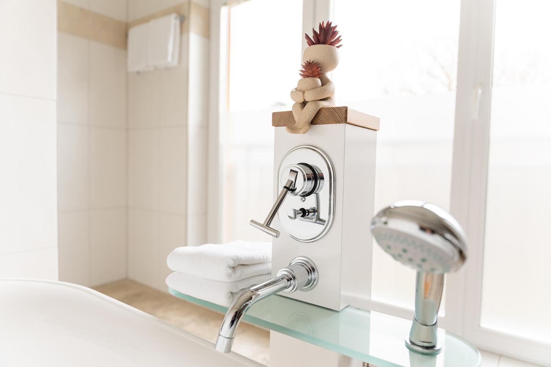 Hotel Vier Jahreszeiten Therme & Kliniken Bad Krozingen Naehe Freiburg & Schwarzwald Ideal Fuer Wellness Kur & Business Ausfluege 24H Check In- Wlan & Parken Gratis Ngoại thất bức ảnh